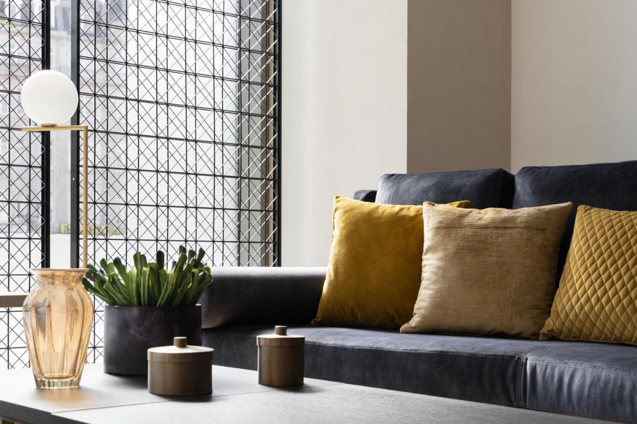 Eurostars Aliados Hotel Porto Luaran gambar A sofa with cushions
