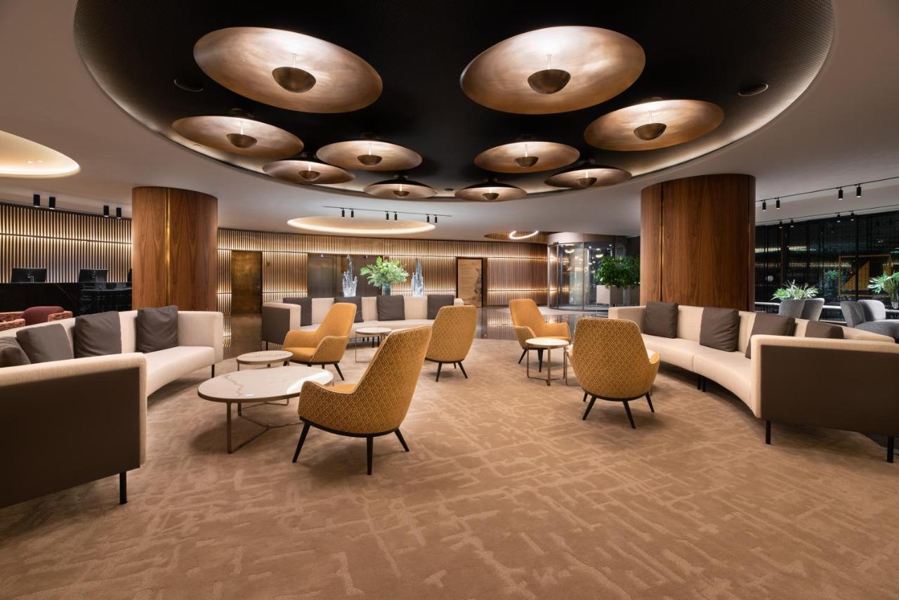 Eurostars Aliados Hotel Porto Luaran gambar The new lounge at London Heathrow Airport