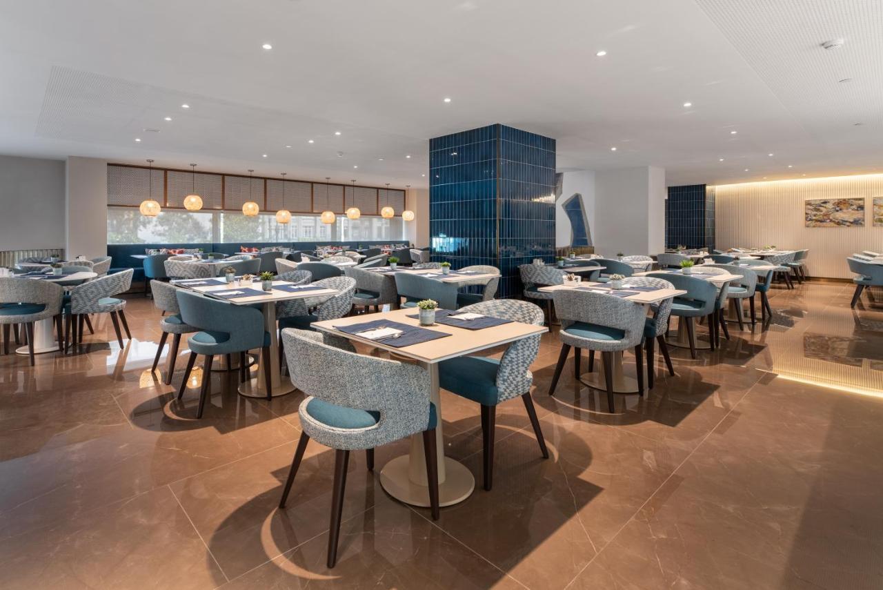 Eurostars Aliados Hotel Porto Luaran gambar The lounge at London Heathrow Airport