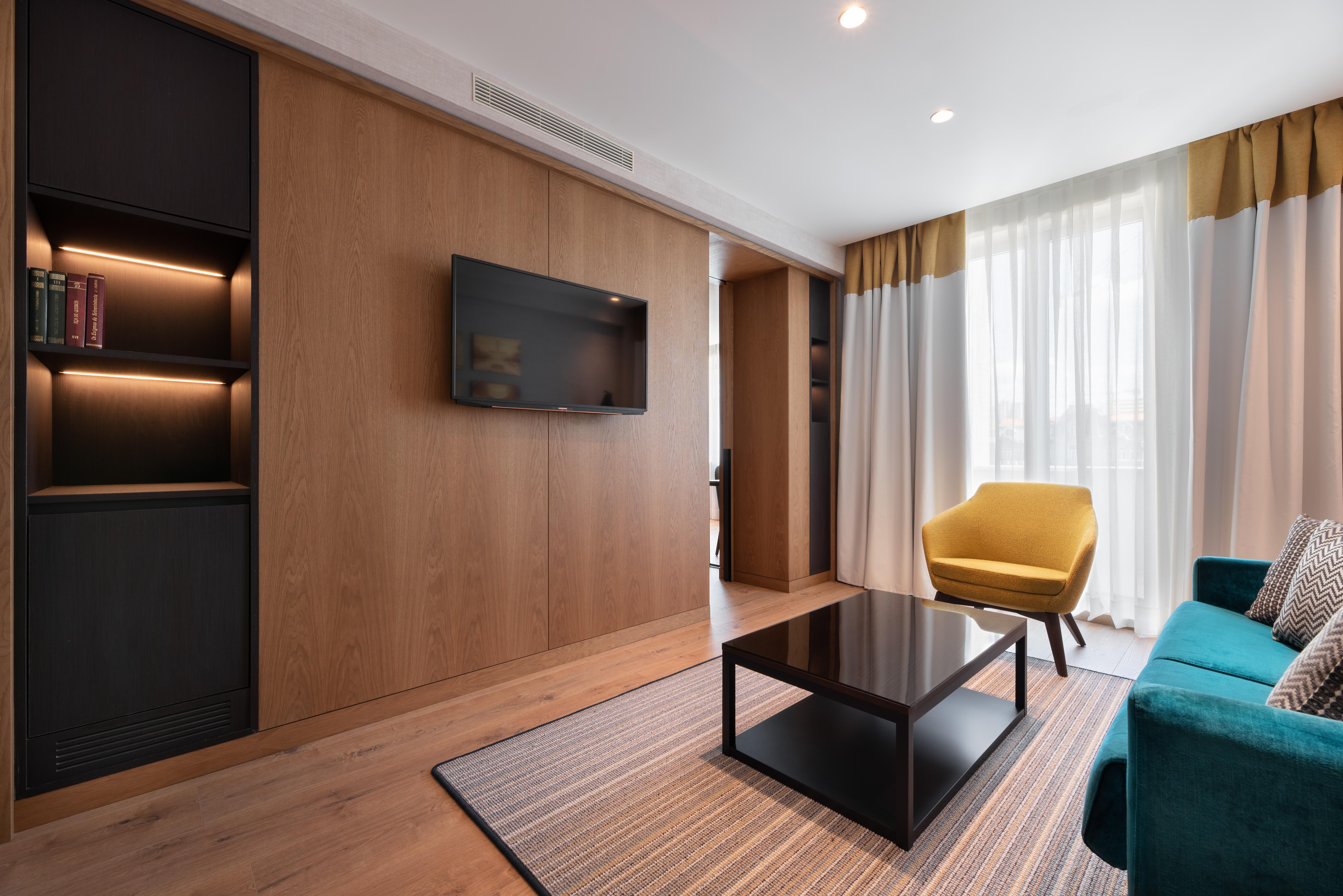 Eurostars Aliados Hotel Porto Luaran gambar A suite at the hotel